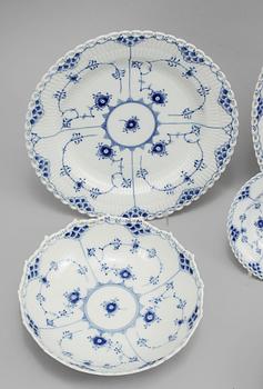 SERVISDELAR, 26 delar, porslin, "Musselmalet", Royal Copenhagen, 1900-talets andra hälft.