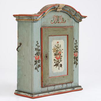 Hängskåp, allmoge, målat av Jöns Månsson, Forsa, Hälsingland, daterat 1793.