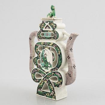 A biscuit porcelain wine pot, late Qing dynasty.