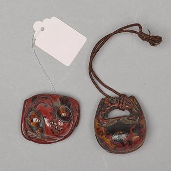 NETSUKES, två stycken, lackerat trä. Japan, Meiji (1868-1912).