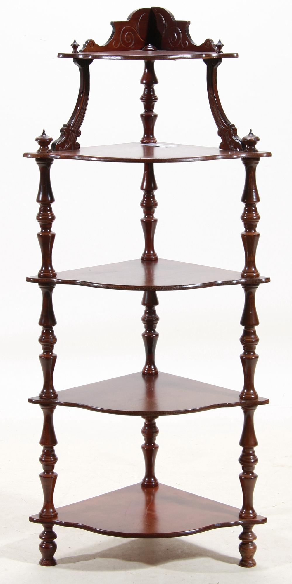 HÖRNETAGERE, nyrenässans, 1900-tal.