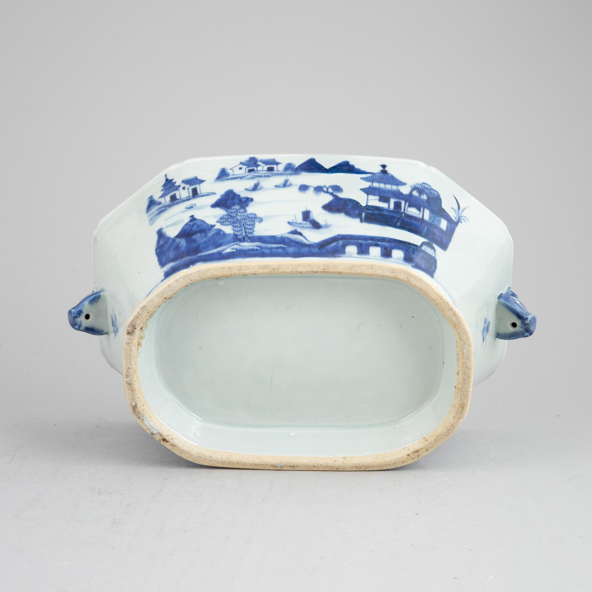 A blue and white tureen with cover, Qing dynasty, Qianlong (1736-95).