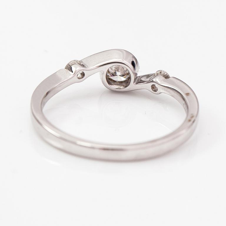 Sormus, 18K valkokultaa, timantteja n. 0.32 ct yht. Tuontileimattu ITD, Espoo.