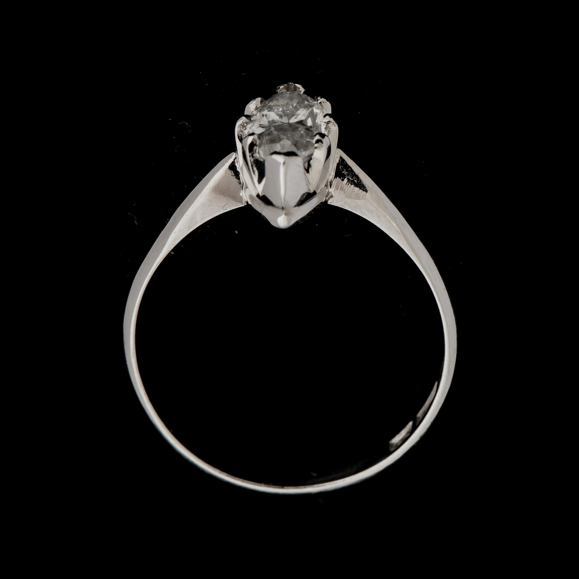 RING, 18k vitguld med navettslipad diamant ca 0,90 ct. Vikt ca 3 g.