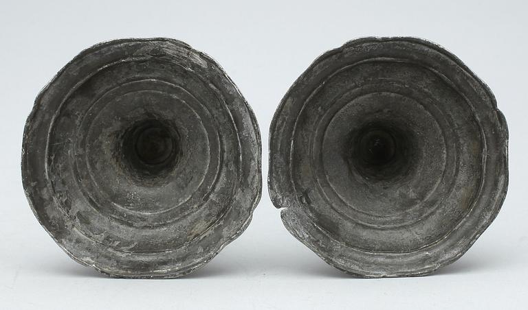 LJUSSTAKAR, ett par, tenn, rokokostil. 1800-tal.