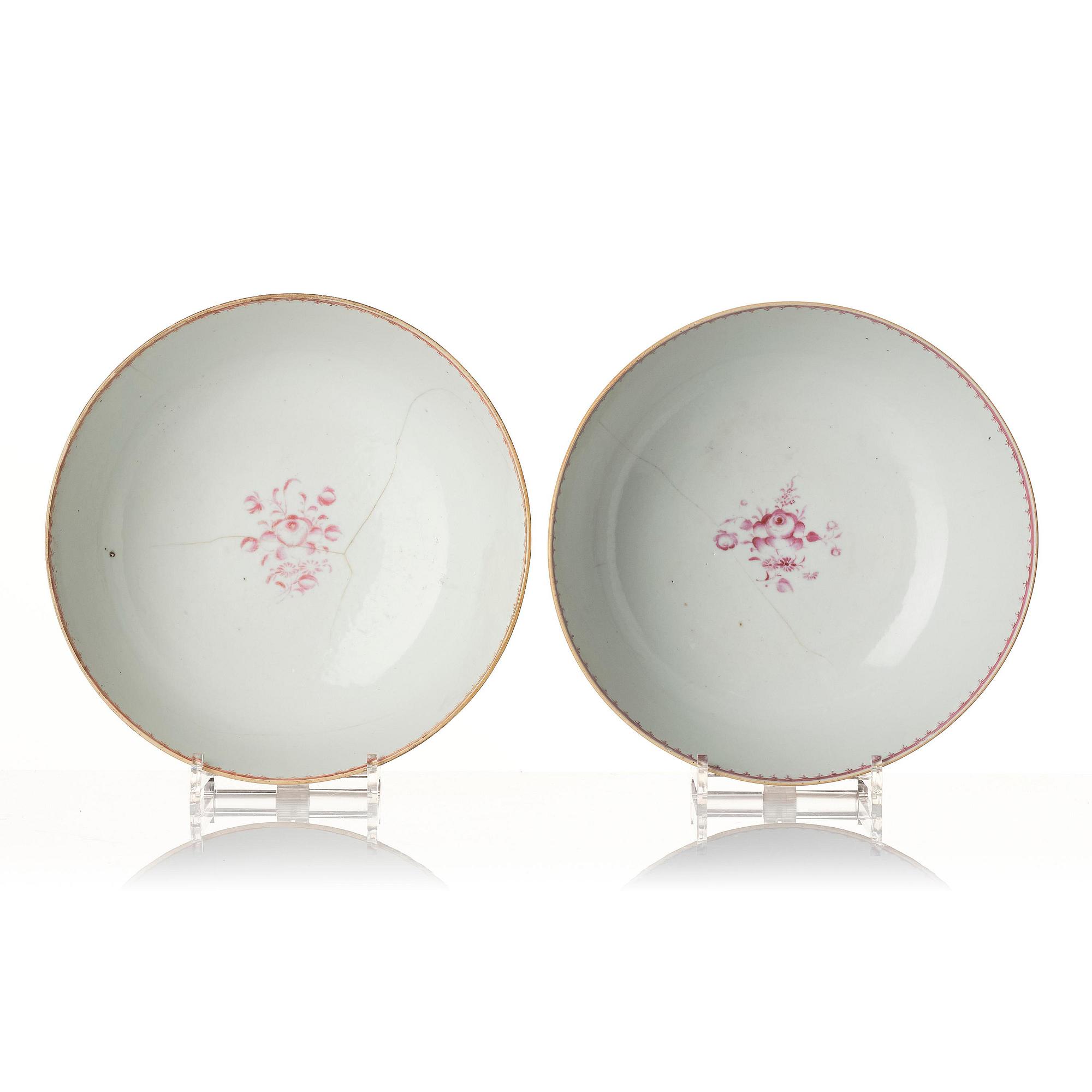 A pair of 'purpur camaieu' decorated punch bowls, Qing dynasty, Qianlong (1736-95).