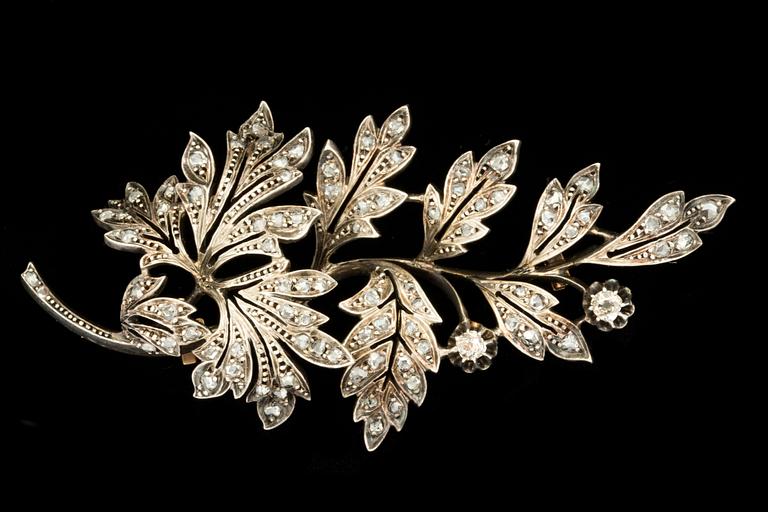 BROSCH, guld och silver med gammalslipade diamanter samt rosenstenar. Vikt ca 20 g.