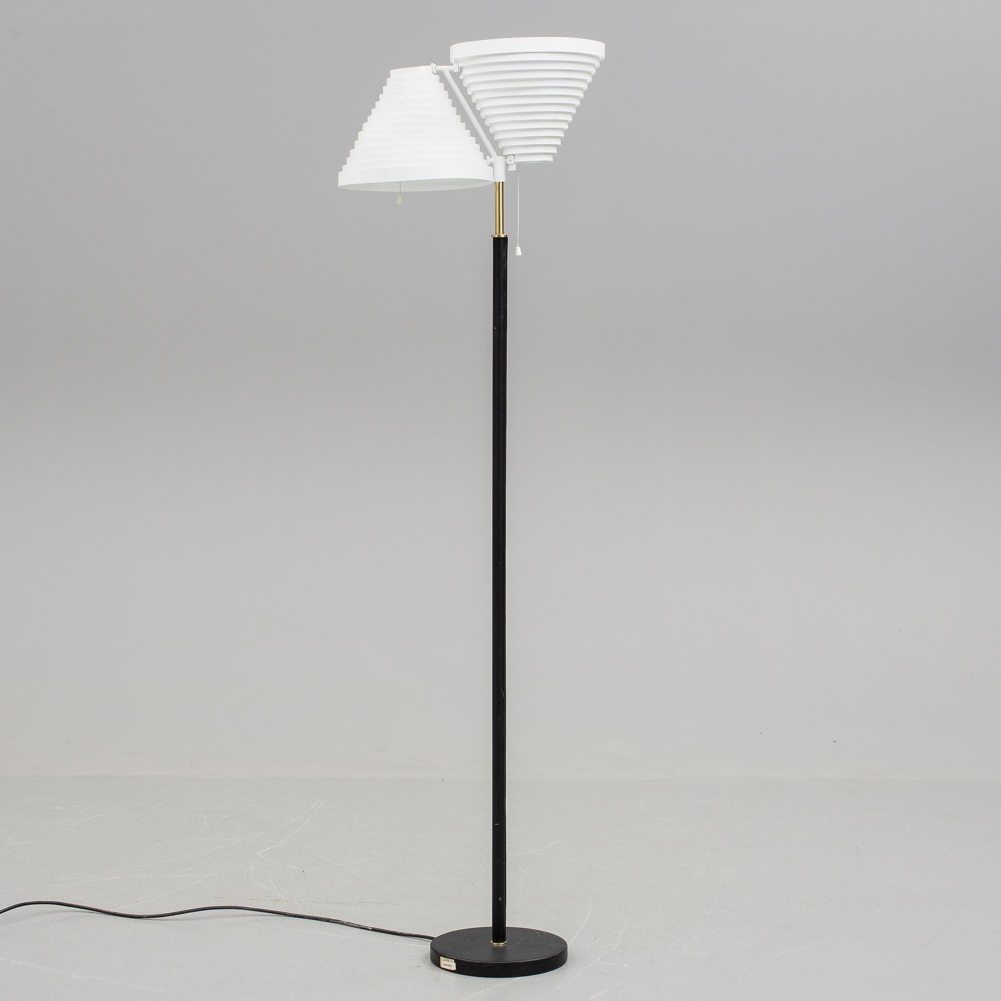 GOLVLAMPA, "modell A810", Alvar Aalto, Artek, Finland, 1900-talets andra hälft.