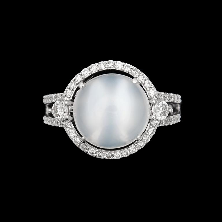A ring with cabochon cut moonstone 4 cts and diamonds tot. app. 0.54 cts.