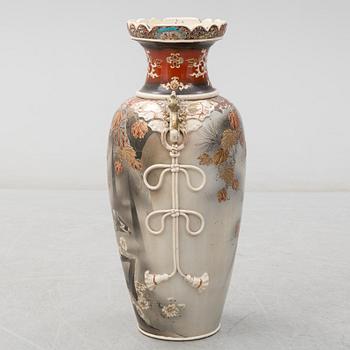 A porcelian japanese floor vase from around year 1900.