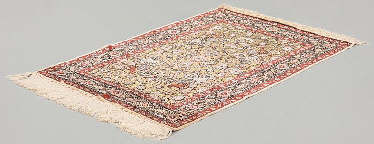 A RUG. An old silk Hereke Souf. 156,5 x 104 cm.