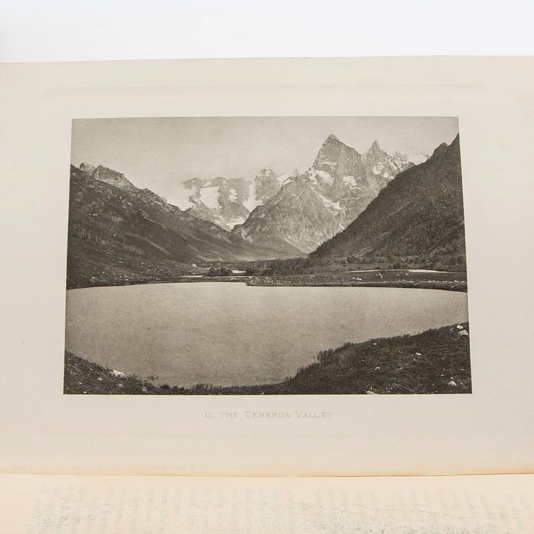 Freshfield, Douglas W.: The Exploration of the Caucasus. Förstaupplaga 1896. 2 band. Fotograf Vittorio Sella.