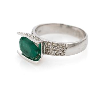 Ring, 18k gold with emerald and diamonds.