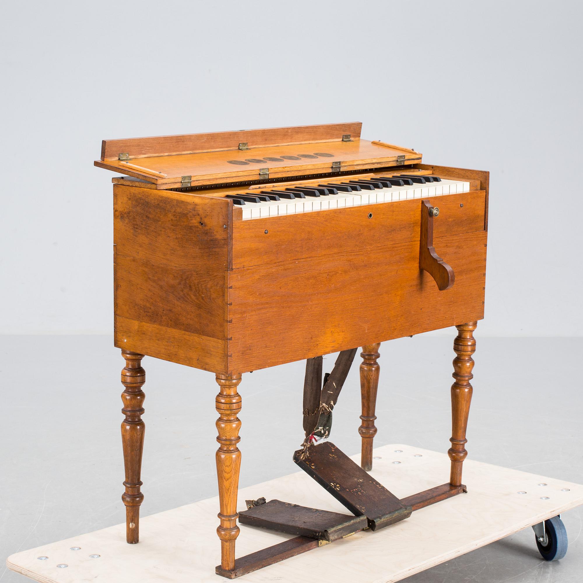 PORTABEL TRAMPORGEL, Lundholms Pianomagasin, Stockholm, 1800-talets slut.