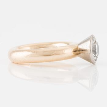 Ring, Mikael Persson Carling, 18K guld med briljantslipad diamant, ca 2,50 ct.