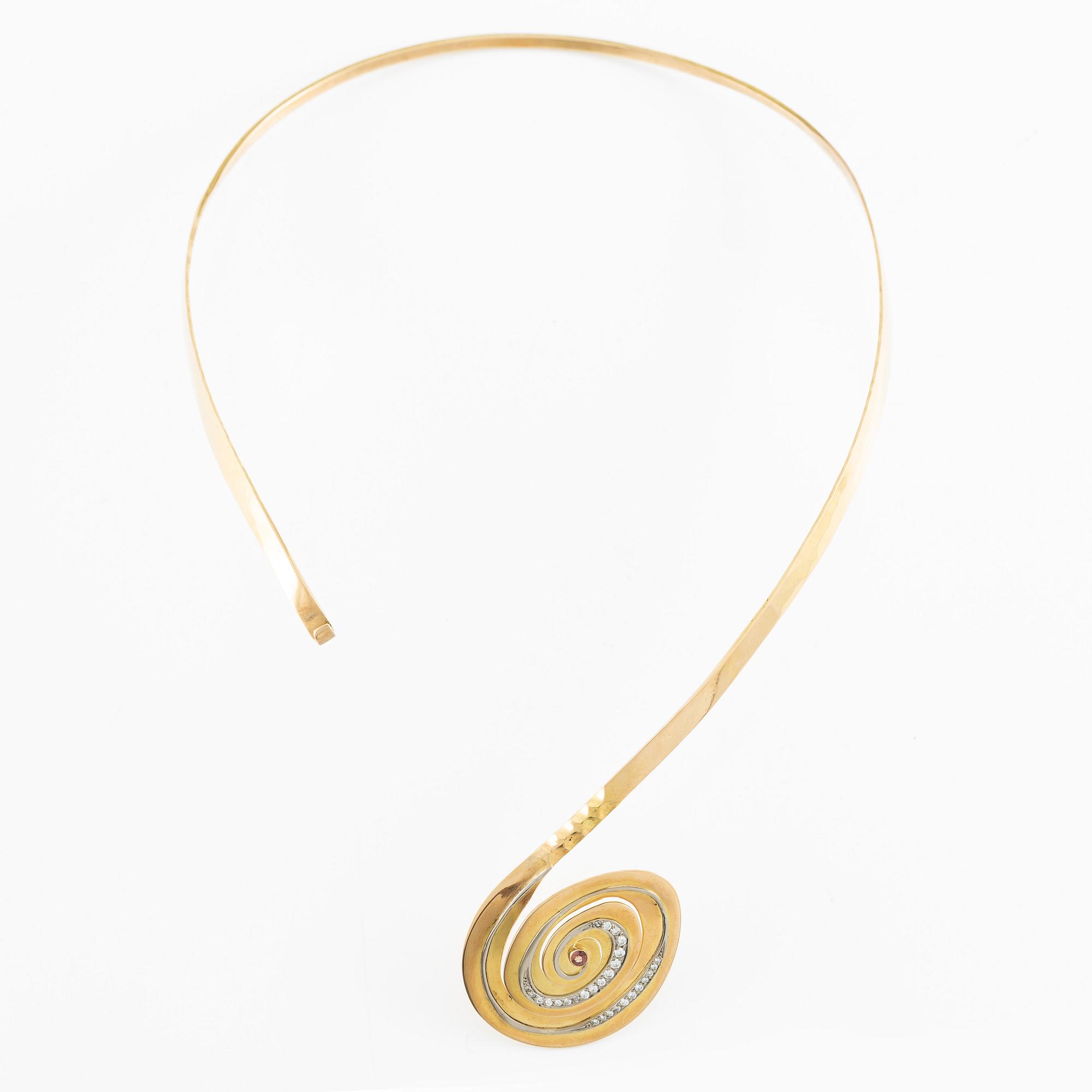 Jan-Christer Lundqvist, collier, stel halsring, 18K guld med briljantslipade diamanter och rubin, Skövde.