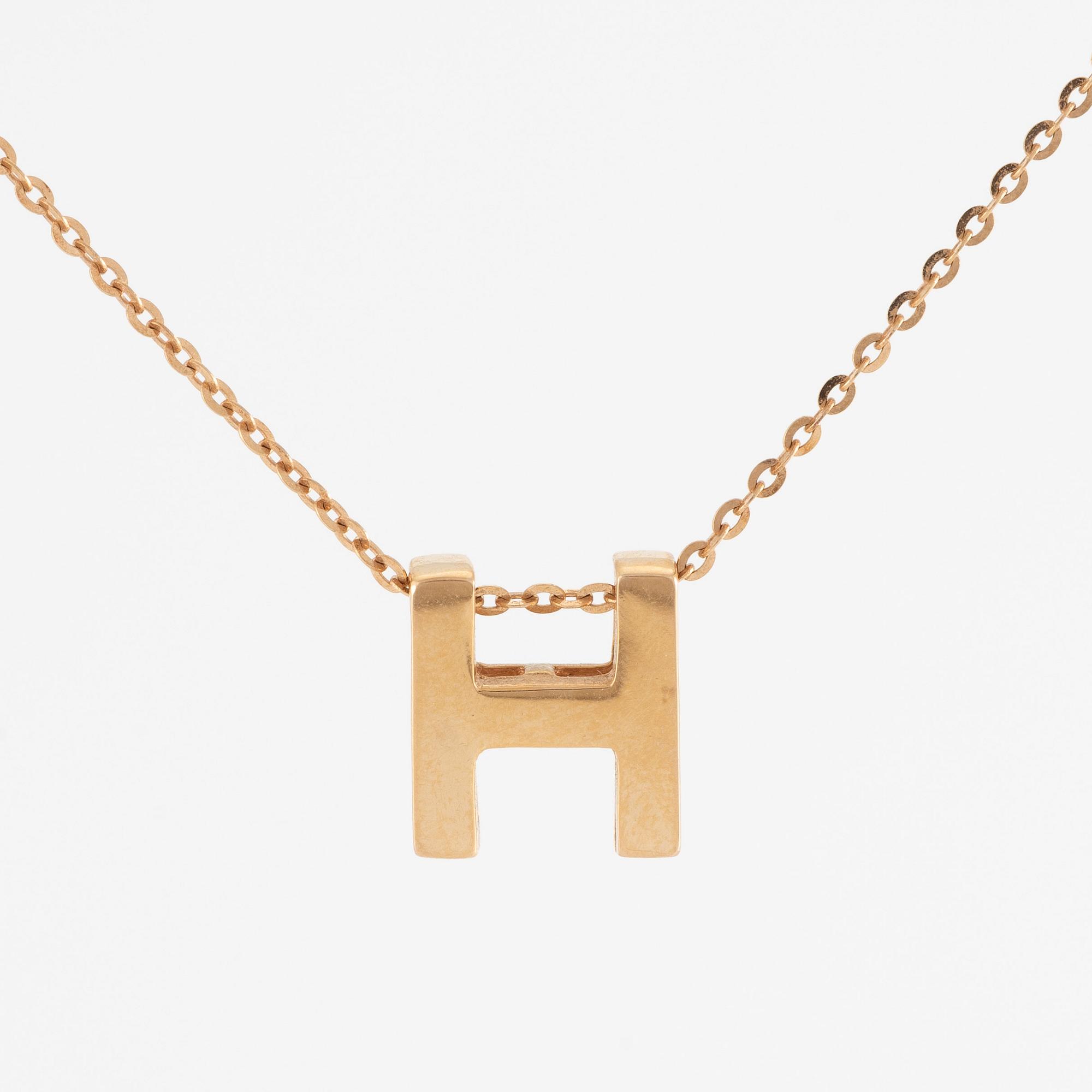Collier, 18K guld med en berlock av bokstaven H.