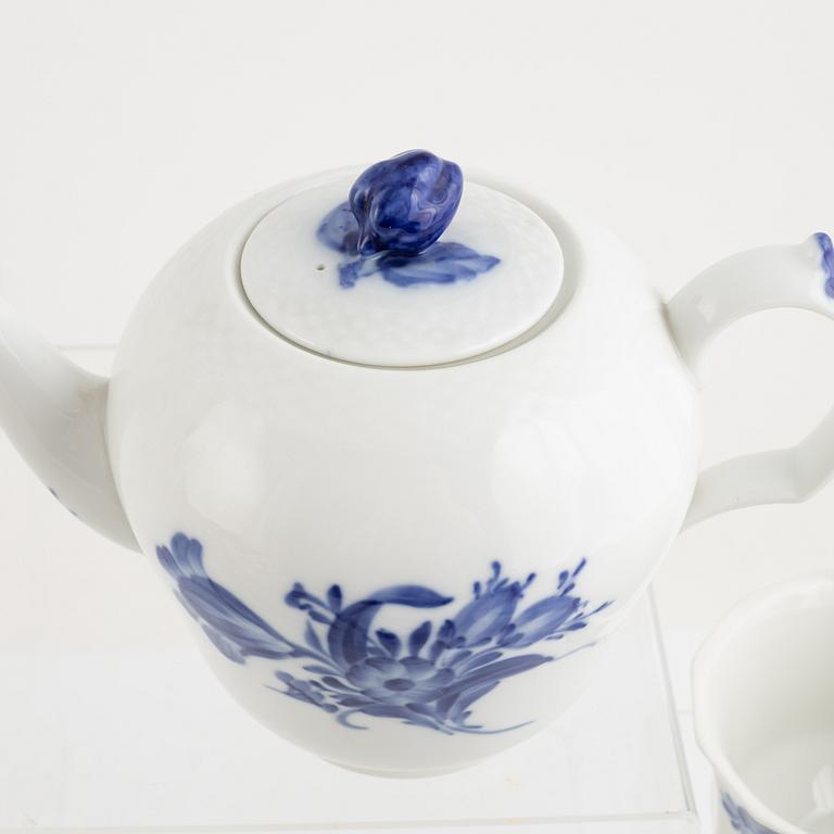 Sevisdelar, porslin, 83 delar, "Blå Blomst", Royal Copenhagen, Danmark.