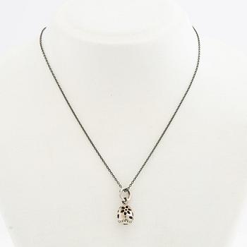 Ole Lynggaard, halsband "Lace Egg" av silver med en oxiderad kedja.