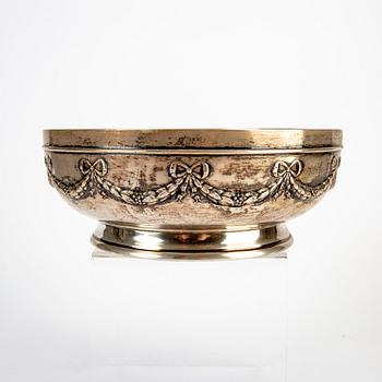 A Swedish 20th century set of 2 silver bowls mark of C.G.Hallberg Stockholm 1908, weight 850 gr, diam 20,5, height 8 cm.