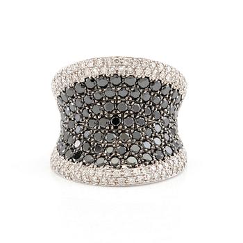 Ring in 18K white gold set with round brilliant-cut black and colourless diamonds.