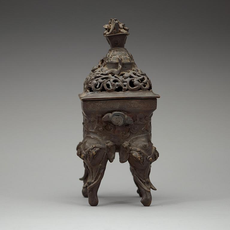 A bronze censer with cover, late Qing dynasty, 19th Century.