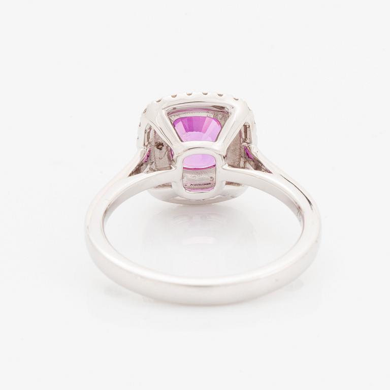 Ring 18K vitguld med en rosa safir samt runda briljantslipade diamanter.