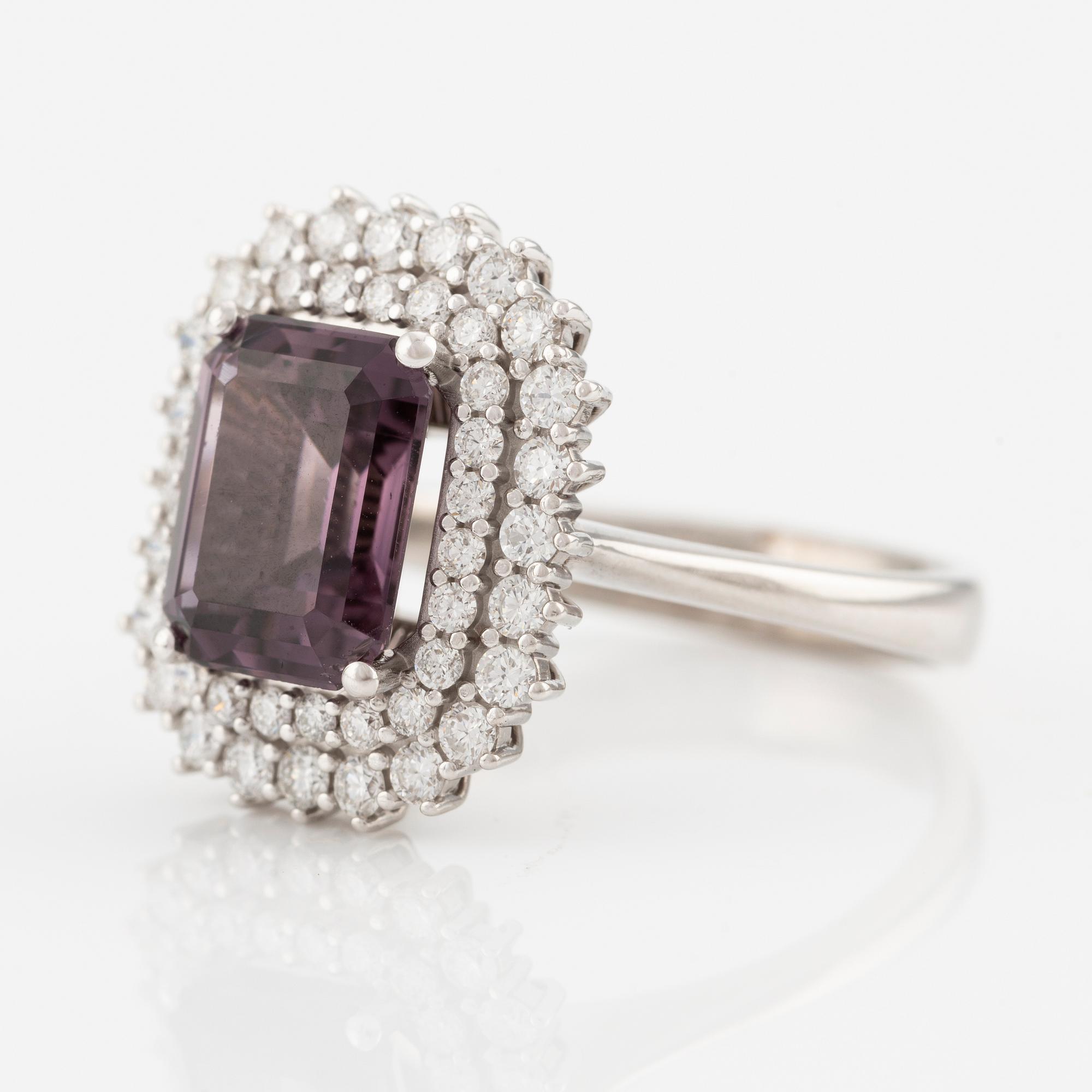 Ring 18K guld med en fasettslipad lila turmalin och runda briljantslipade diamanter.