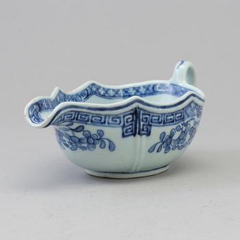 A blue and white export porcelain saucer, Qing dynasty, Qianlong (1736-95).