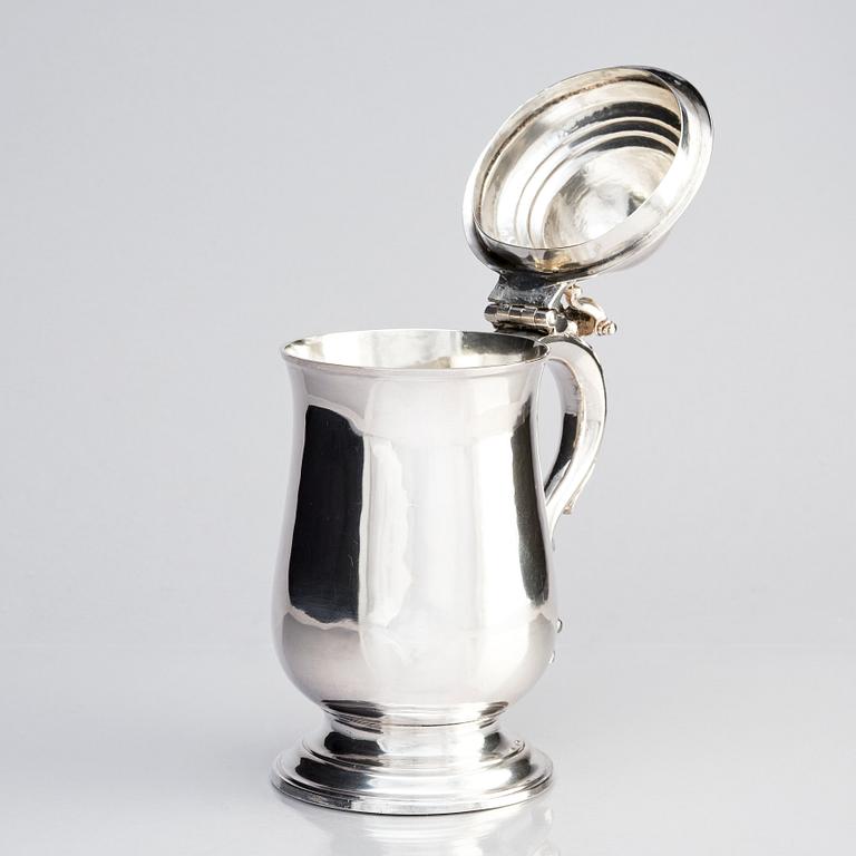 An English silver tankard with lid, London 1775. Possibly mark of William Bennet.
