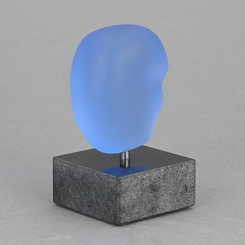 SKULPTUR, glas, Bertil Vallien, Kosta Boda. Signerad och numrerad atelier 9990007/1000.