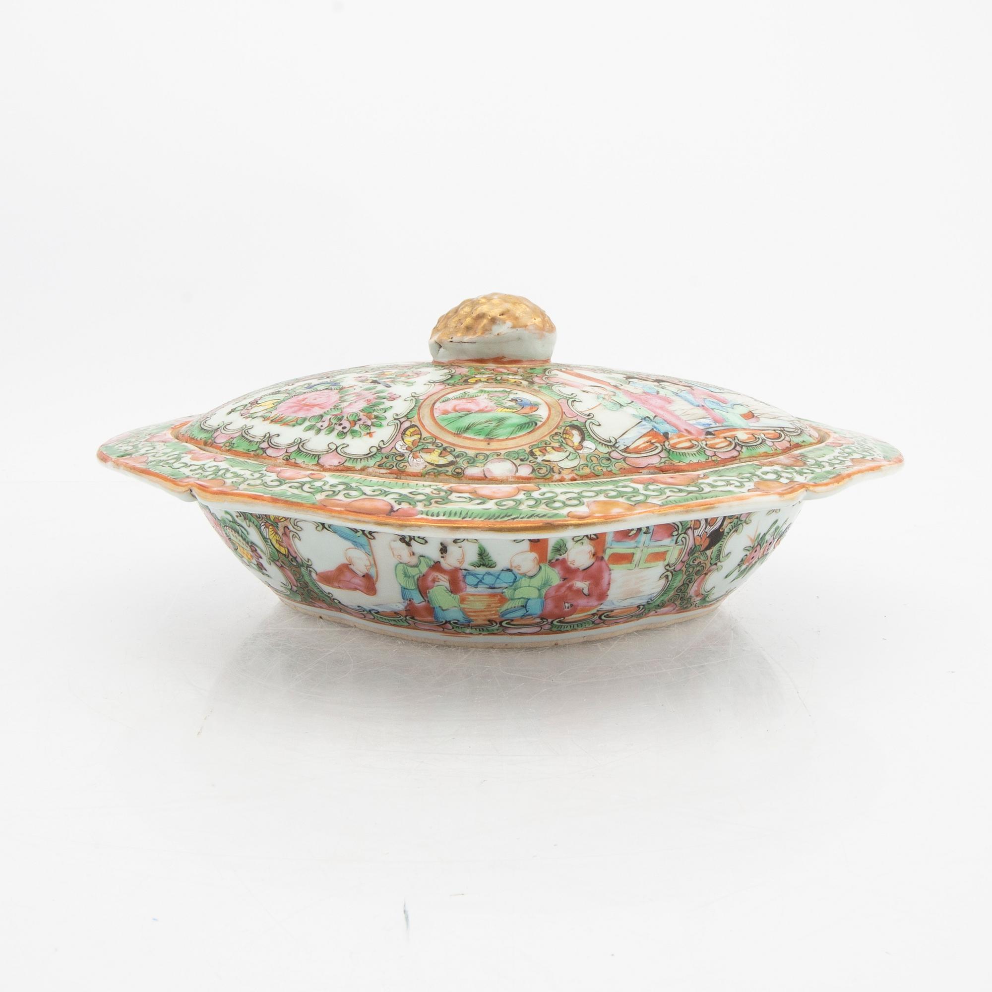 A set of two teapots and one serving dish Kanton China alter part of the 19th century.