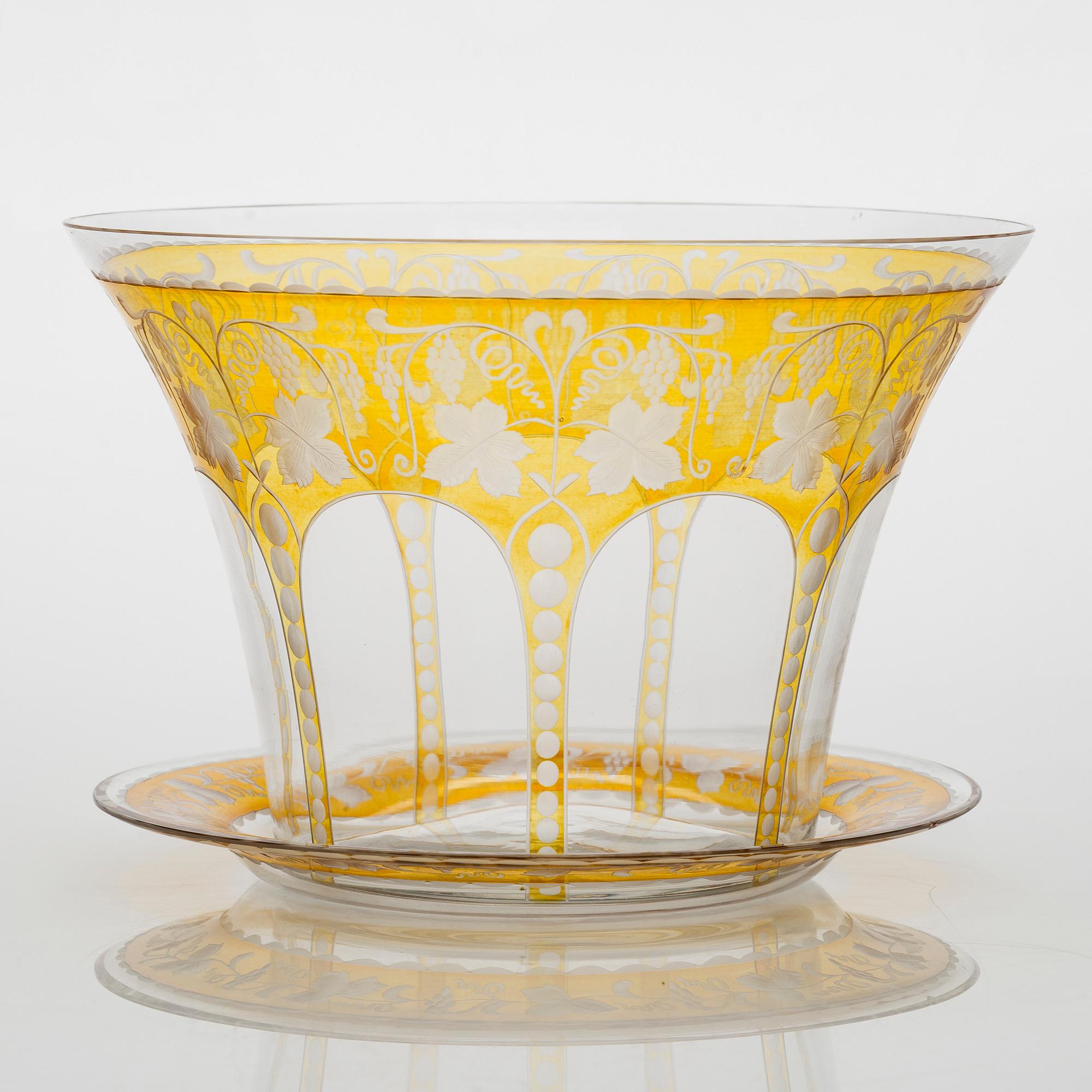 Eric O. W. Ehrström, an engraved glass bowl on a plate for Karhula Glassworks. Model designed in 1925.