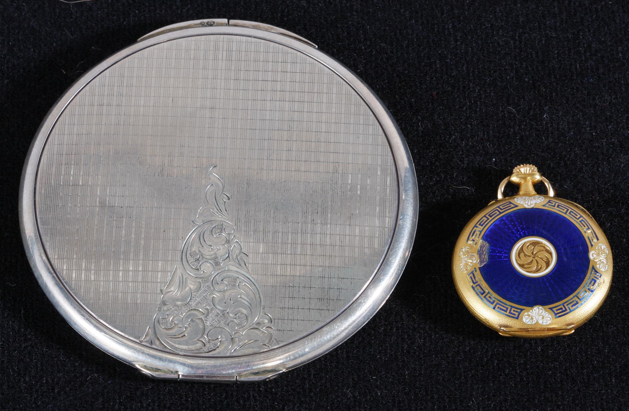 DAMUR SAMT PUDERDOSA, 18K guld resp silver.