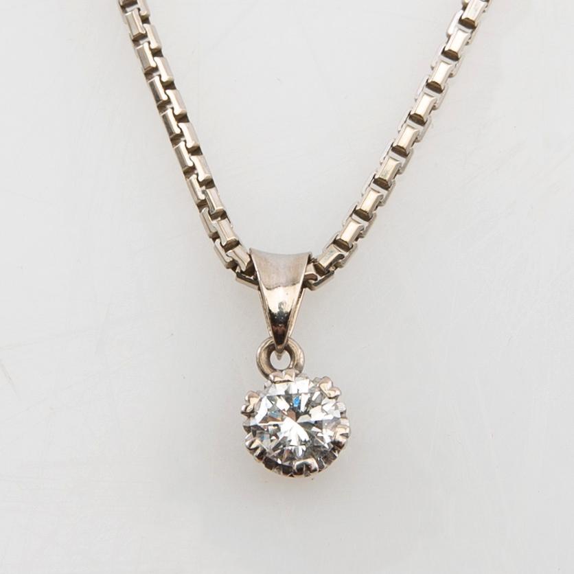 Halsband 18K vitguld med en rund briljantslipad diamant.