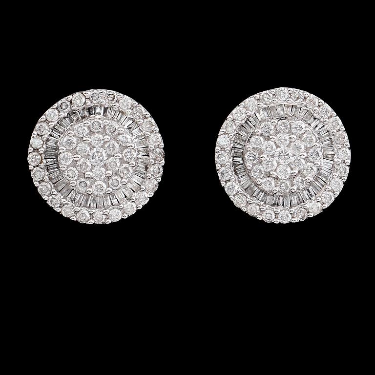 ÖRHÄNGEN, 1 par, 18 k vitguld, briljant- och baguettslipade diamanter tot 2.32 ct.