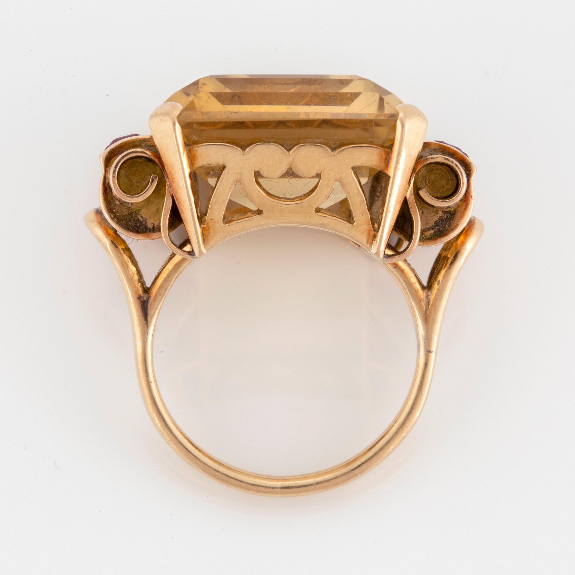 Ring 14K guld med en fasettslipad citrin och rubiner.