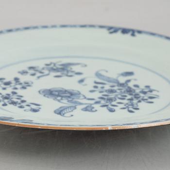 A group of five Chinese export porcelain plates, Qingdynasty, Qianlong (1736-95).