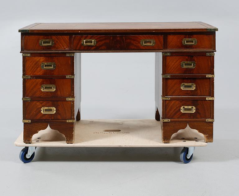 SKRIVBORD, engelsk stil. 1900-talets andra hälft.