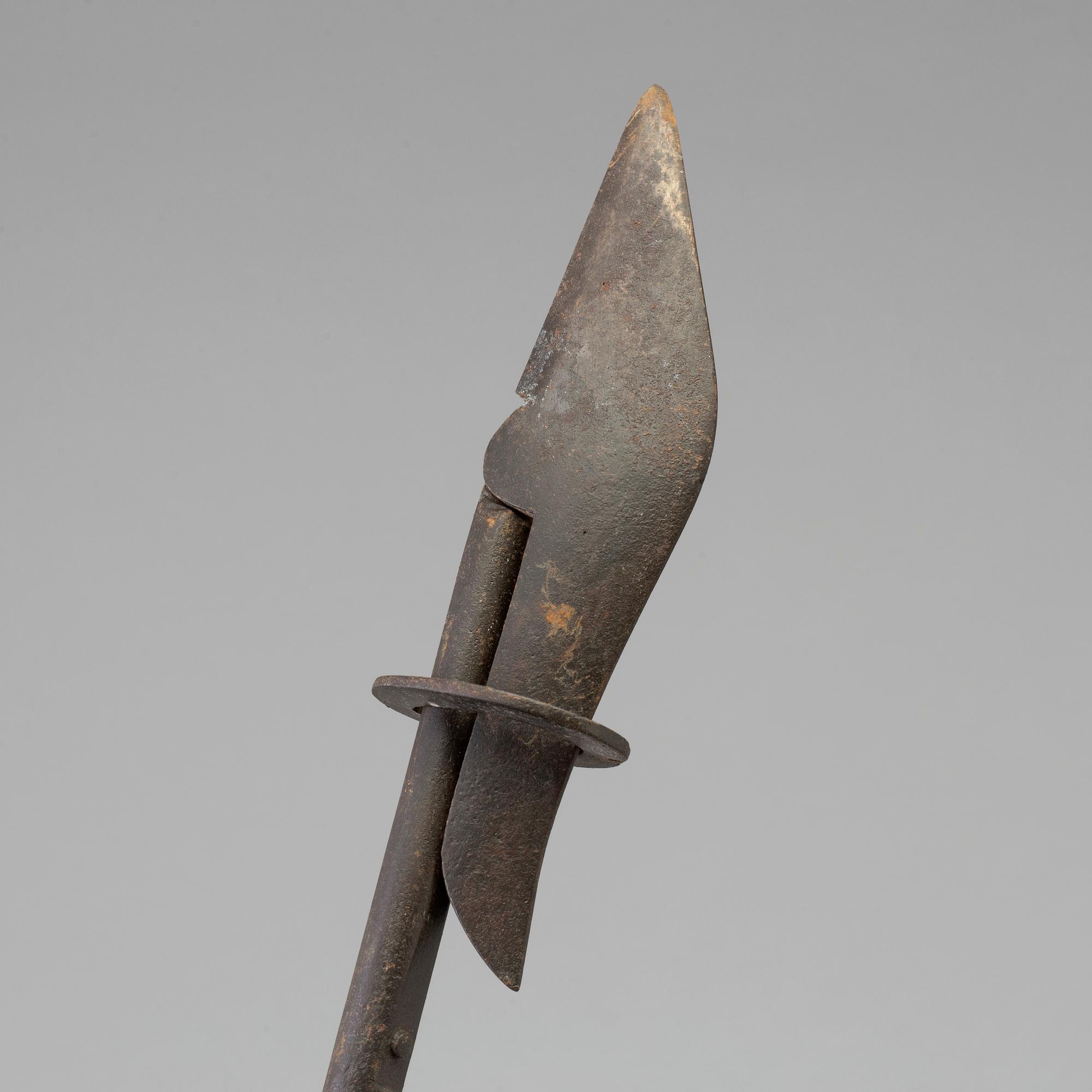 AN 18TH CENTURY IRON WHALE SPEAR.