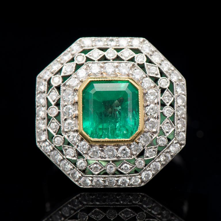 SORMUS, viistehiottu smaragdi, briljanttihiotut timantit, platinaa. Art Deco, n. 1920-luku.
