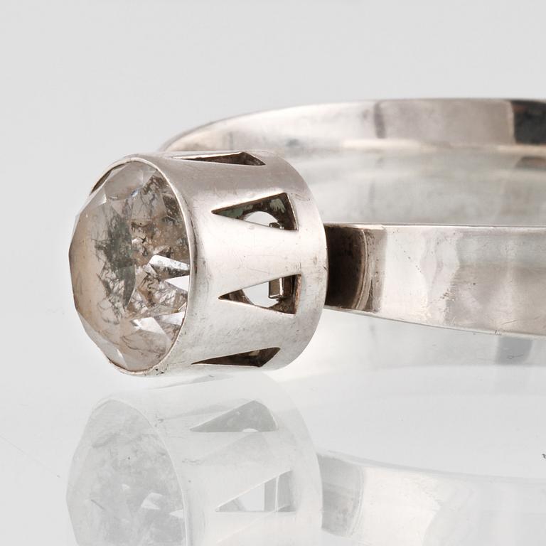 ARMRING, silver med fasettslipad bergkristall, Alton, 1967. Vikt 22,9 gram.