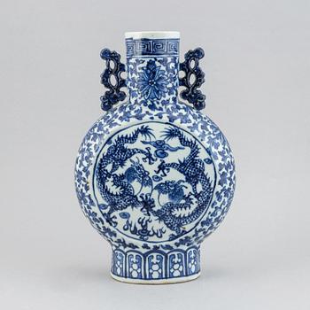 Pilgrimsflaska, porslin, Kina, 1800-talets andra hälft.