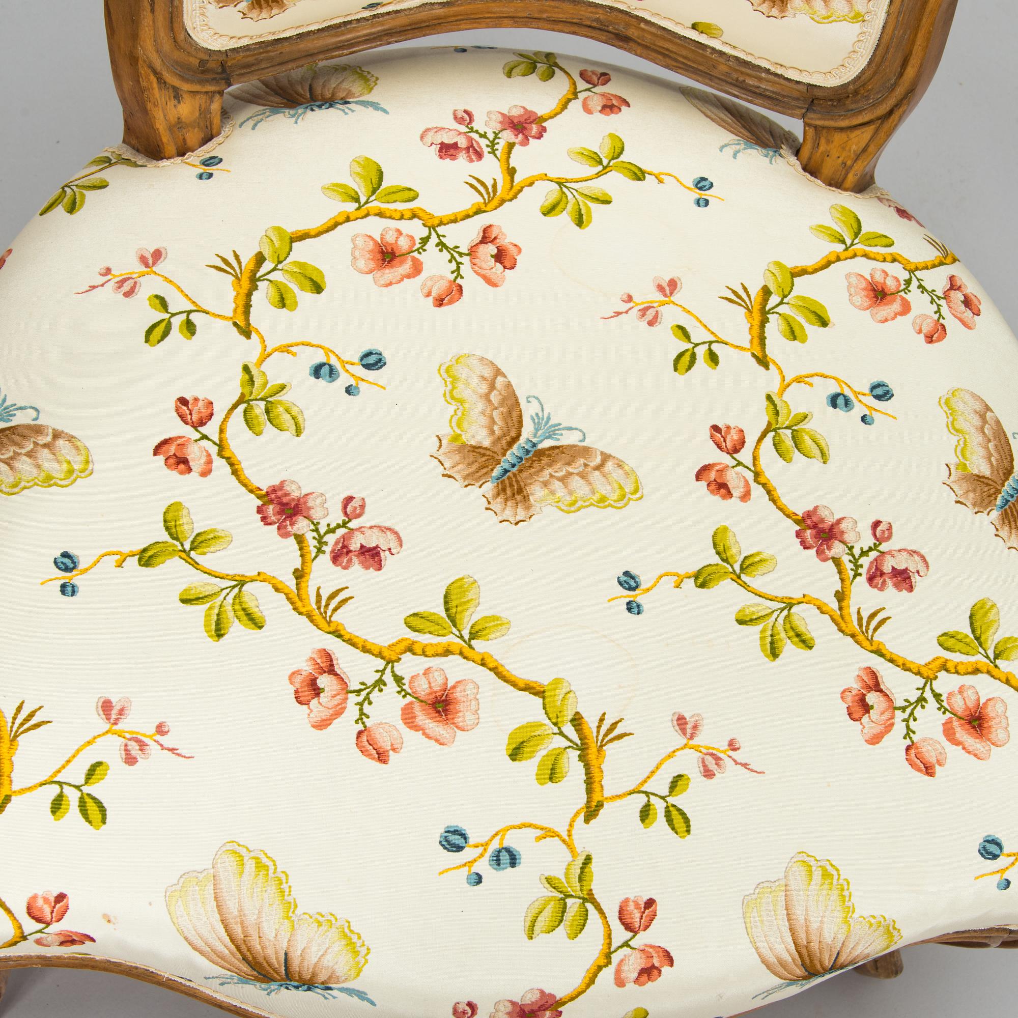 Nojatuoleja, 2 kpl, samankaltaiset, Ranska 1700-luvun puoliväli.