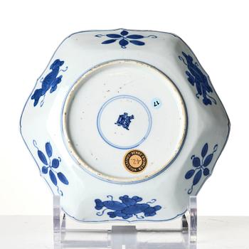 A blue and white dragon dish, Qing dynasty, Kangxi (1662-1722).
