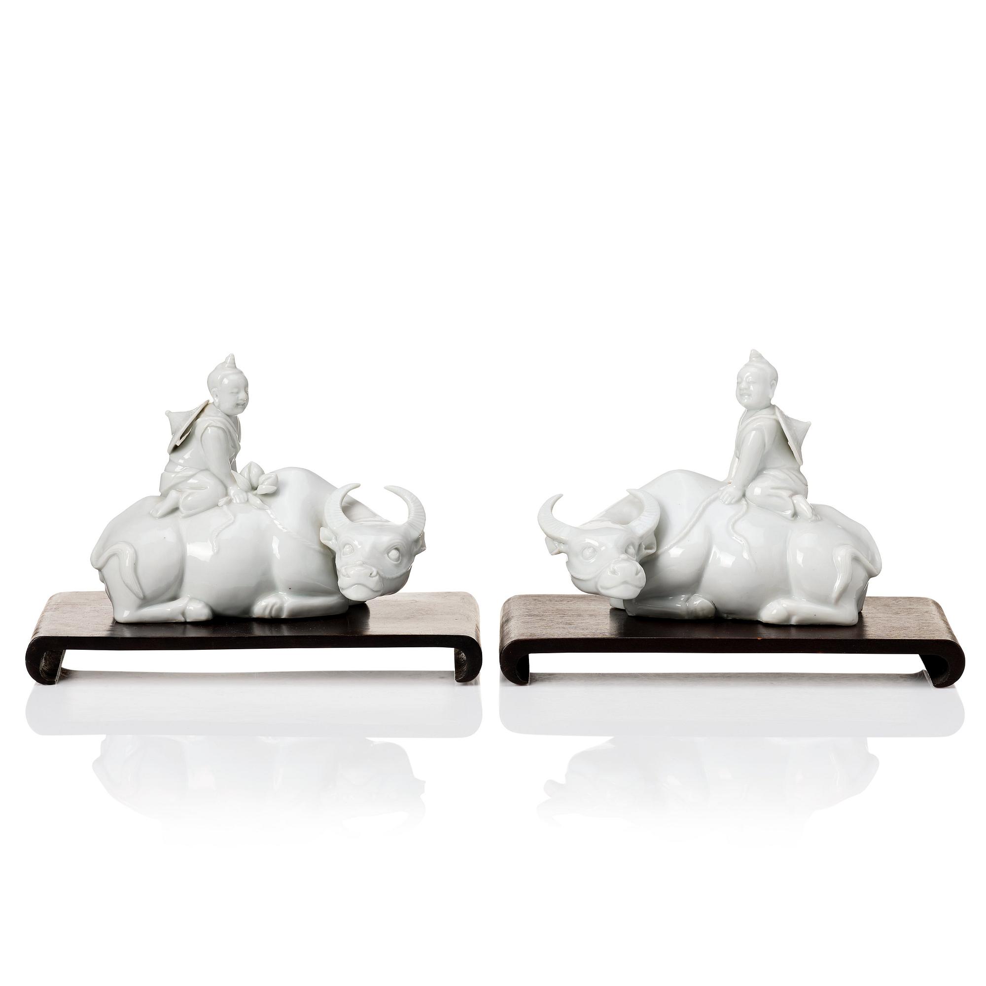 A pair of blanc de chine figurines, Qing dynasty, late Qing dynasty.
