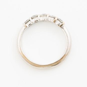 Ring in 18K white gold set with round brilliant-cut diamonds.