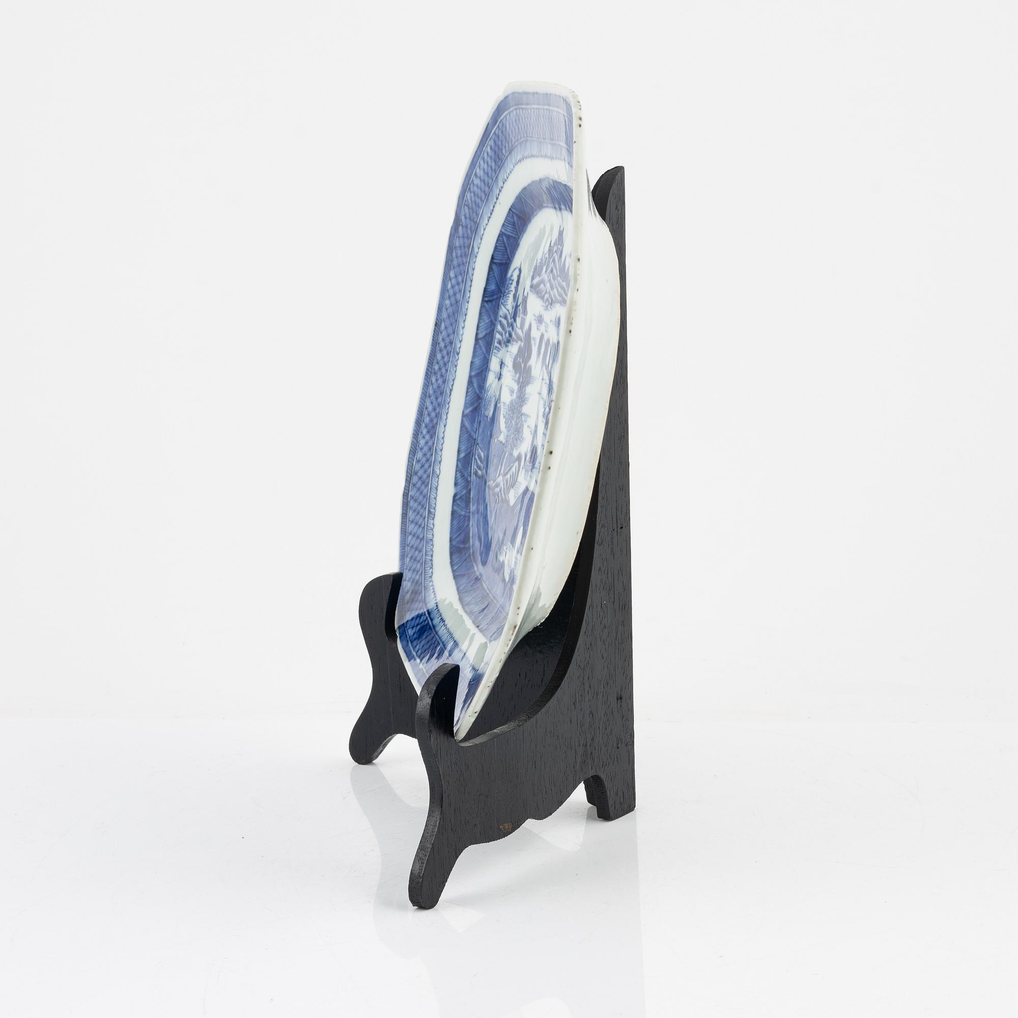 A blue and white Chinese porcelain charger, Qing Dynasty, Qianlong (1736-95).