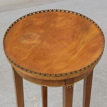 SALONGSBORD SAMT LAMPBORD, ett par, Sengustaviansk stil, tidigt 1900-tal.