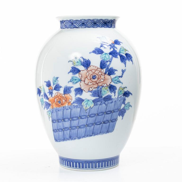 A Japanese kakiemon vase, 20th century.